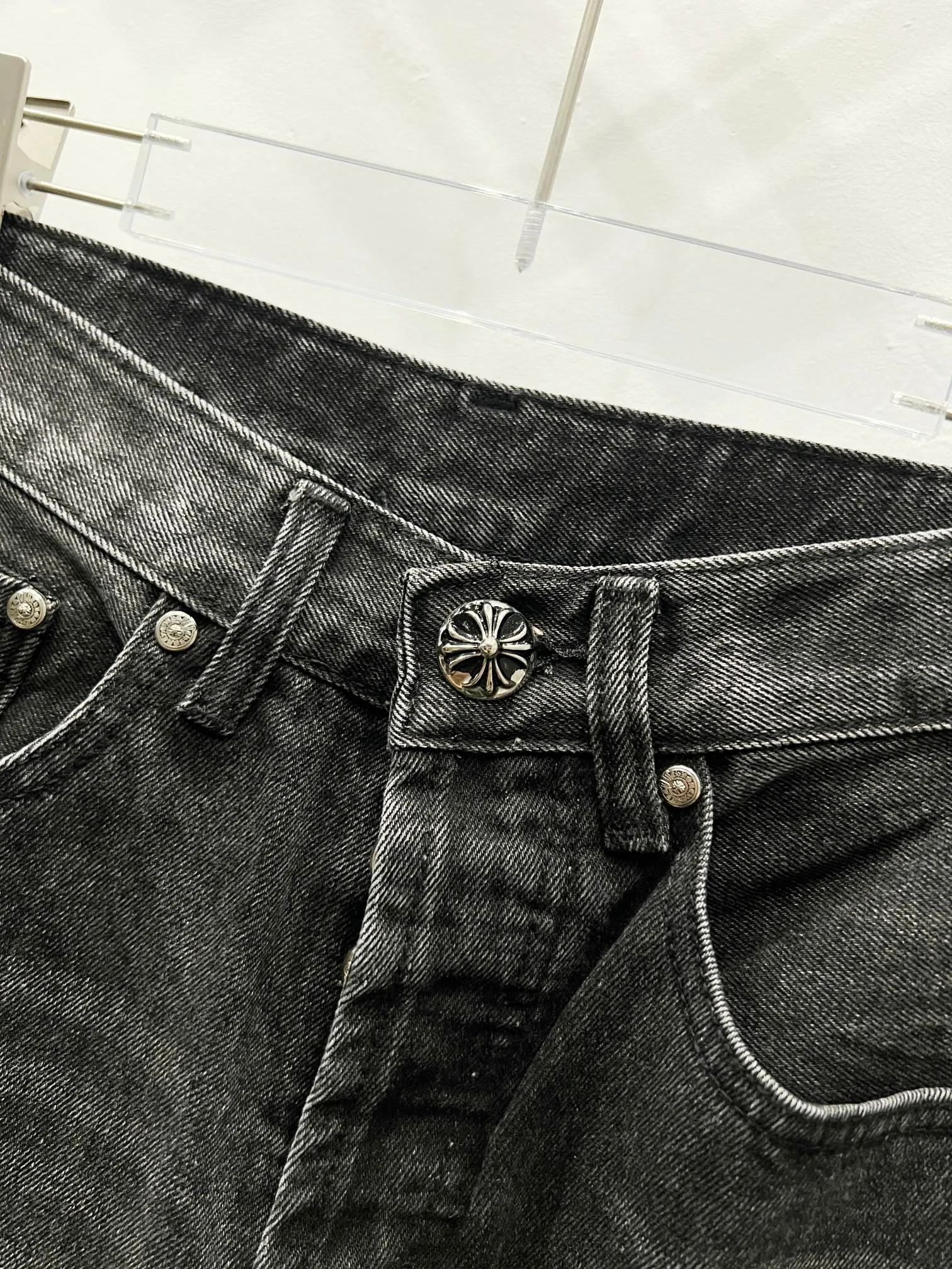 P260 Style number: (C007) Chrome hearts CH co-branded Drak Miami black milk cowhide jeans exude uninhibited personality and unique charm. Every wear and tear is carefully designed to present a unique artistic feel. Made of imported denim fabric, which has undergone heavy industrial washing and destruction treatment, the trousers show a super cool effect on the upper body, allowing you to dominate the fashion stage.  This is more than just a pair of jeans, it is an expression of attitude. With its unique design concept and ultimate pursuit of details, Croxin breaks traditional boundaries and defines the jeans trend in the new era. The trousers are made of double-layer woven fabric with customized hardware. Special Italian cowhide is printed and cut. Customized sheepskin three-layer thick thread leather. The entire body is spliced ​​in heavy water washing. Craftsmen hand-splash ink. You can see the details. Three-dimensional cutting version. Loose and comfortable, not flattering to the figure. Makes taller and slimmer. Seiko factory. Original quality control. Same style for men and women. Can be matched with couples. Versatile recommendation. Must-have jeans for all seasons. Color: black Size: 28-30-32-34